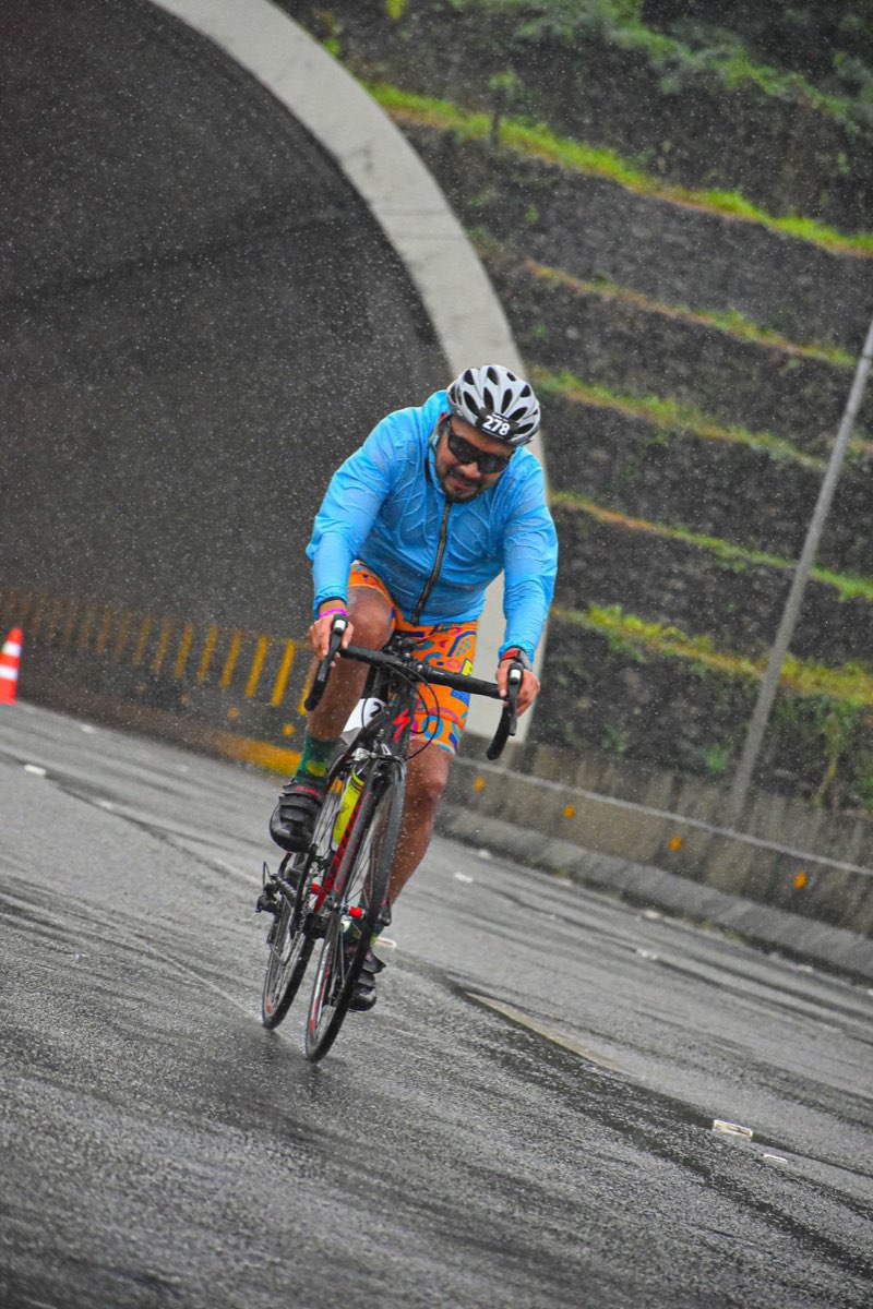 Martinico en la bici bajo la lluvia, IRONMAN Brasil